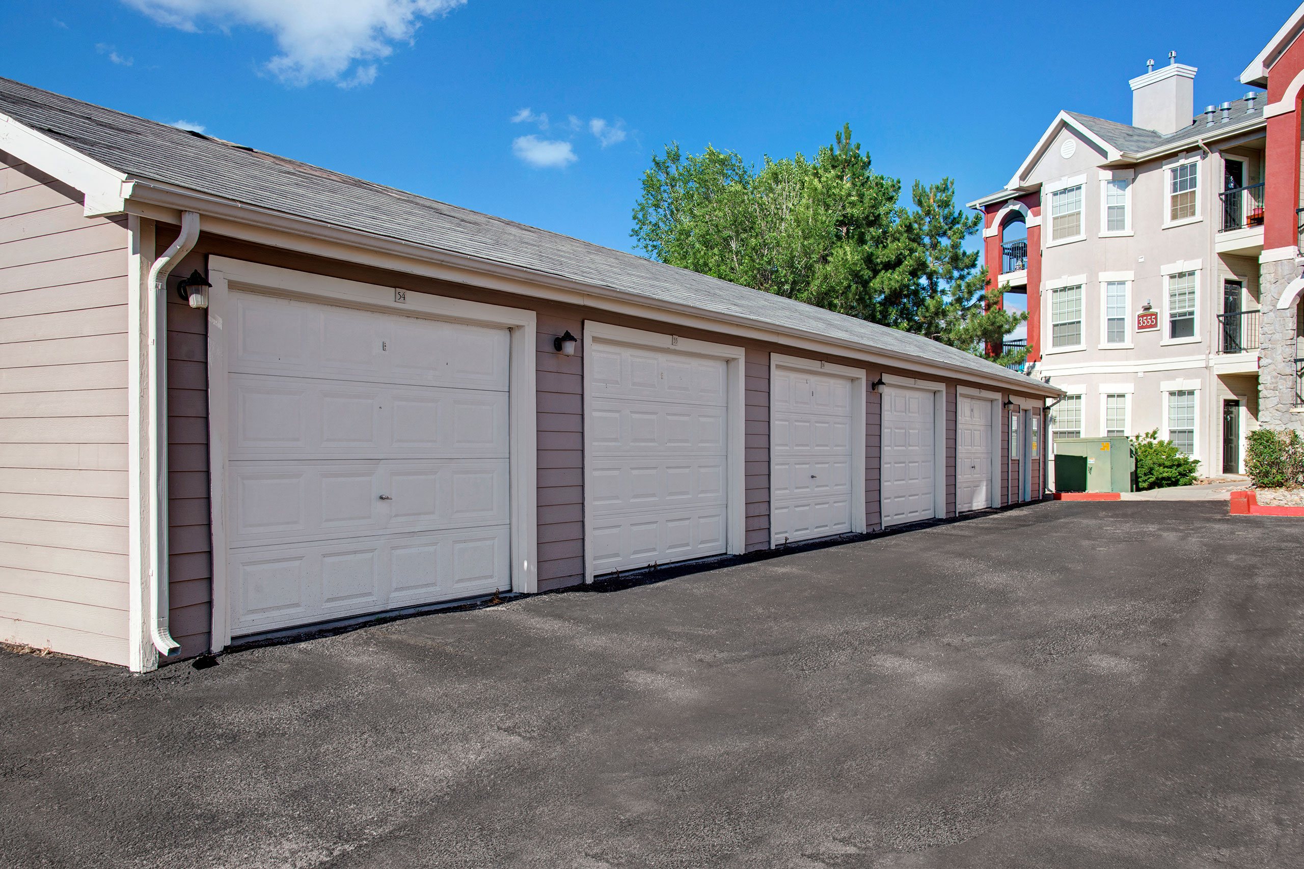 Camelback Pointe Row Of Detached Garages