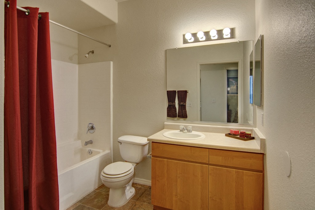 Arezzo Apartments- large bathroom 