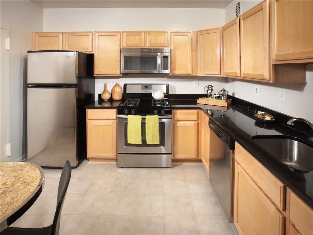 Eat-in Kitchen Eat-in Kitchen