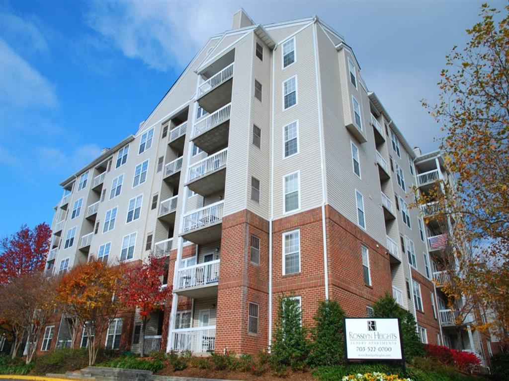 Spacious One- to Two-Bedroom Modern Apartments in Rosslyn, VA
