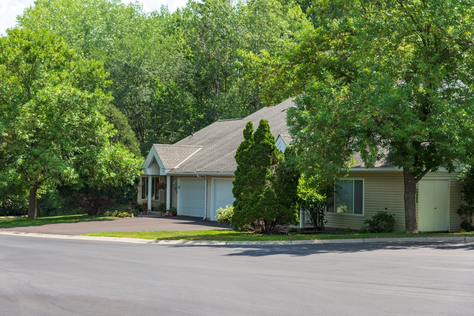 Hills of Eden Prairie Image 15