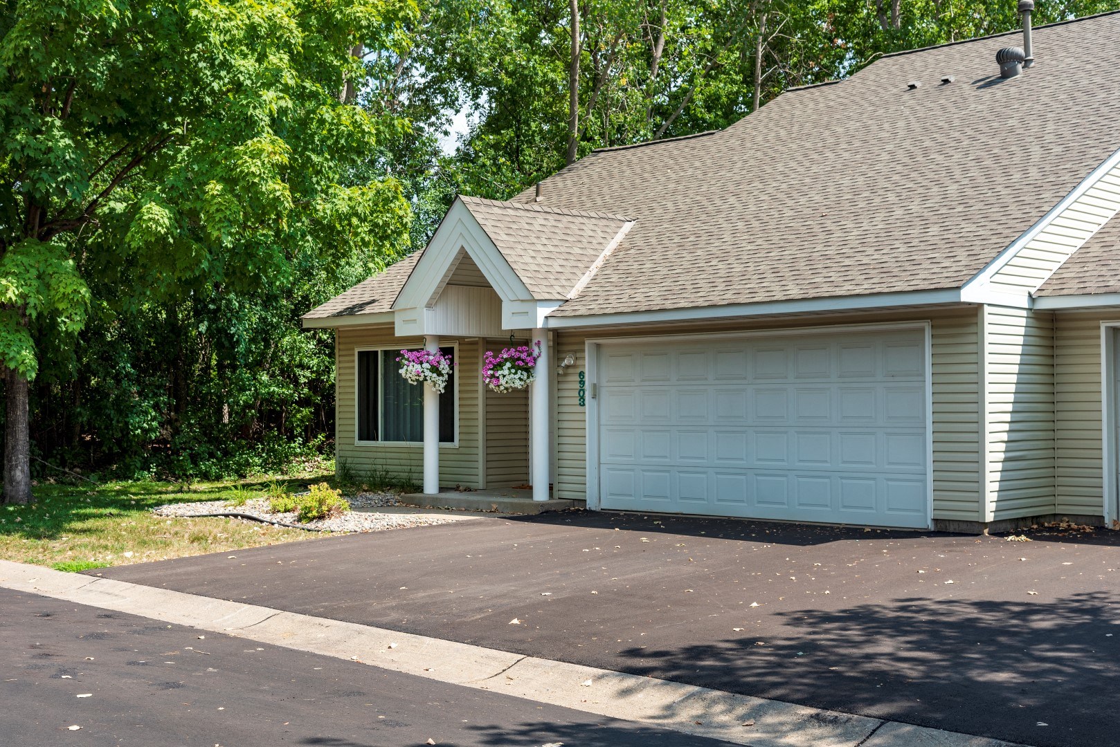 Hills of Eden Prairie Image 17