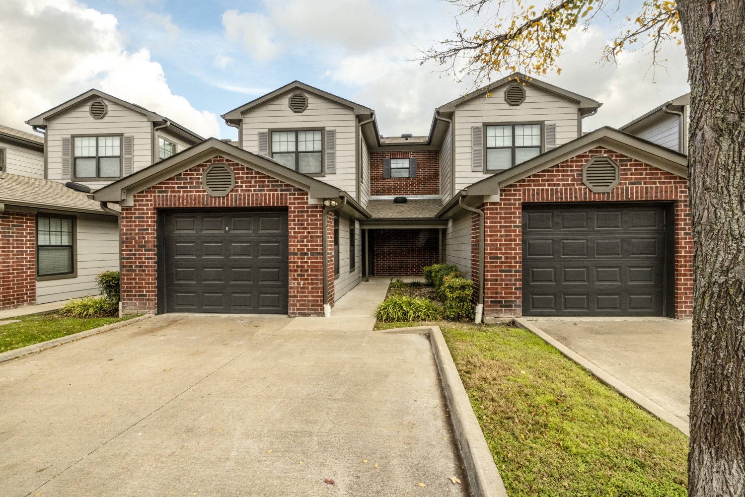 Mount Vernon Apartments | Desoto TX | Townhomes with Garage