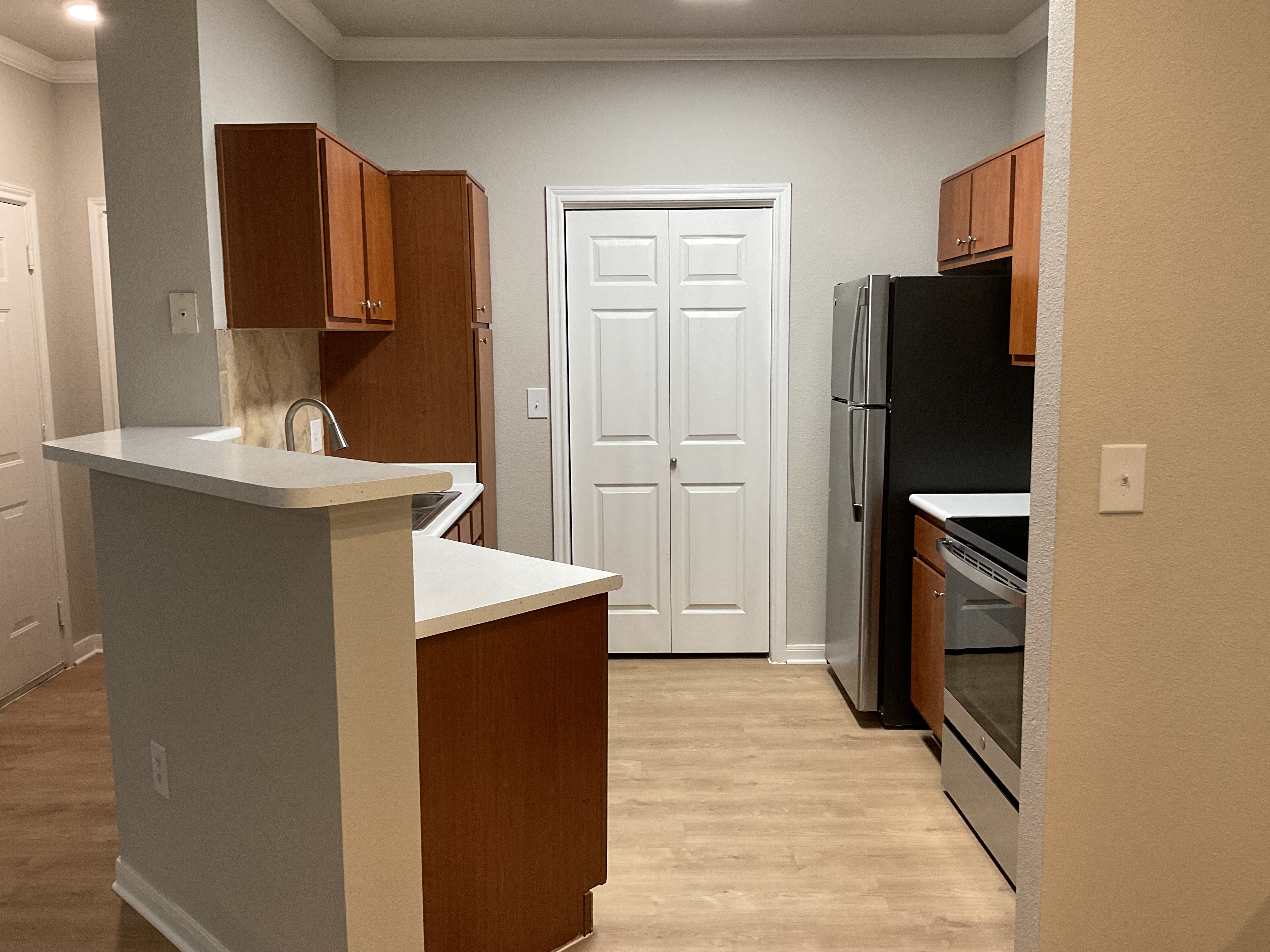 Nestled in a serene setting with beautiful views, Mission Oak apartment provides a peaceful retreat that feels worlds away while being conveniently located near shopping, dining, and major employers.