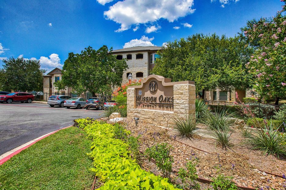 Nestled in a serene setting with beautiful views, Mission Oak apartment provides a peaceful retreat that feels worlds away while being conveniently located near shopping, dining, and major employers.