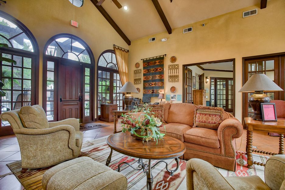 Nestled in a serene setting with beautiful views, Mission Oak apartment provides a peaceful retreat that feels worlds away while being conveniently located near shopping, dining, and major employers.