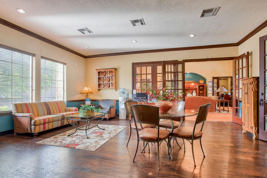Nestled in a serene setting with beautiful views, Mission Oak apartment provides a peaceful retreat that feels worlds away while being conveniently located near shopping, dining, and major employers.