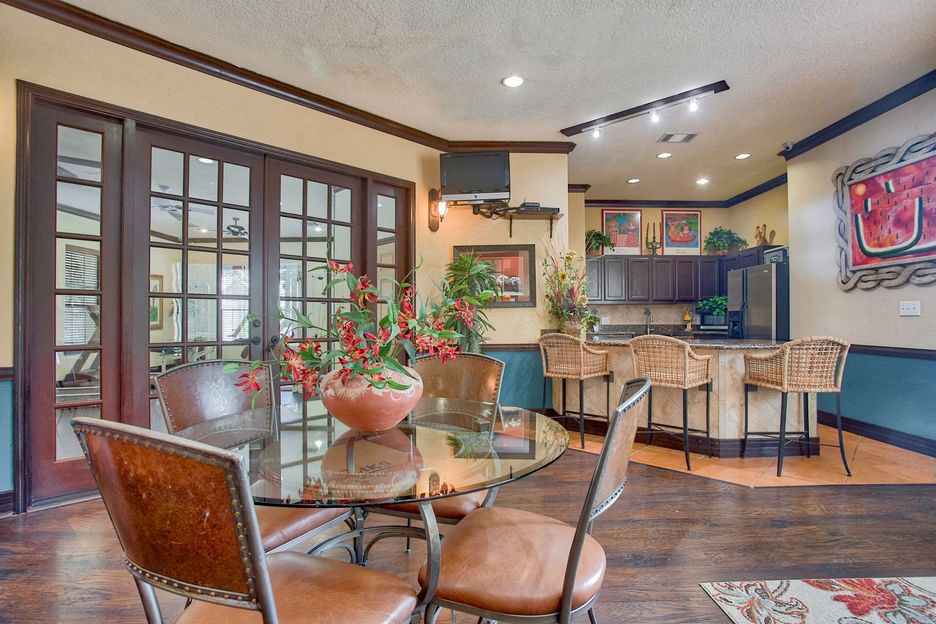 Nestled in a serene setting with beautiful views, Mission Oak apartment provides a peaceful retreat that feels worlds away while being conveniently located near shopping, dining, and major employers.