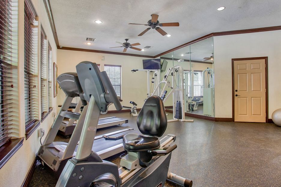 Nestled in a serene setting with beautiful views, Mission Oak apartment provides a peaceful retreat that feels worlds away while being conveniently located near shopping, dining, and major employers.