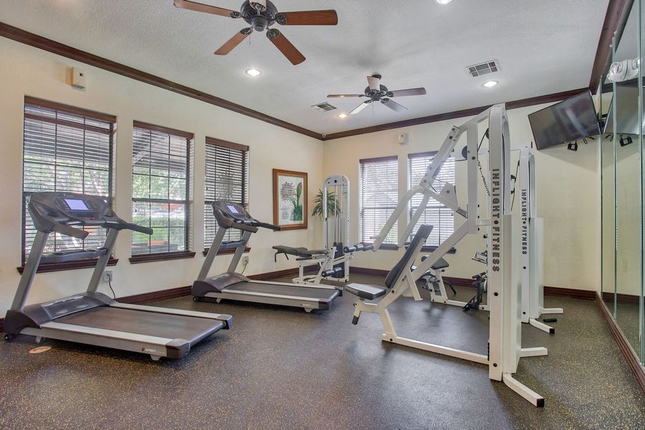 Nestled in a serene setting with beautiful views, Mission Oak apartment provides a peaceful retreat that feels worlds away while being conveniently located near shopping, dining, and major employers.