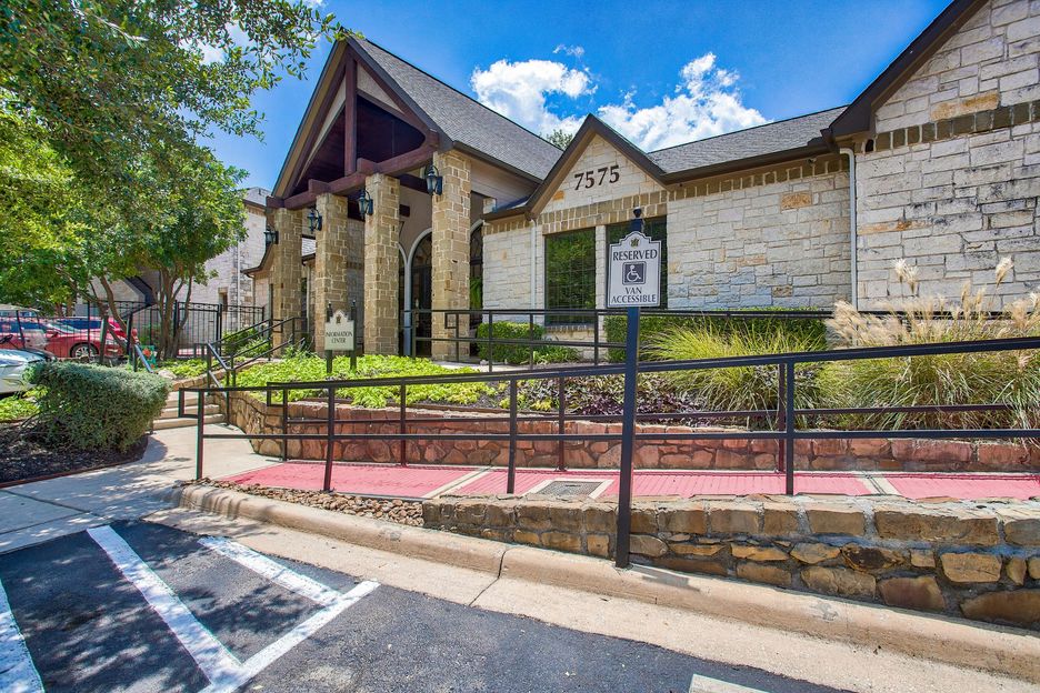 Nestled in a serene setting with beautiful views, Mission Oak apartment provides a peaceful retreat that feels worlds away while being conveniently located near shopping, dining, and major employers.