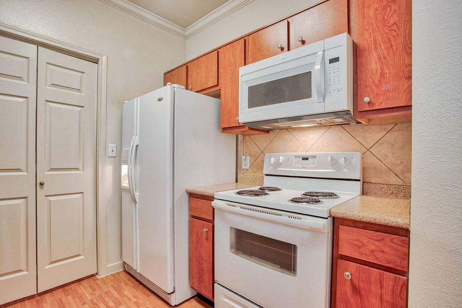 Nestled in a serene setting with beautiful views, Mission Oak apartment provides a peaceful retreat that feels worlds away while being conveniently located near shopping, dining, and major employers.