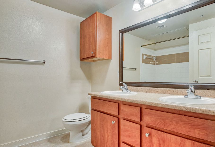 Nestled in a serene setting with beautiful views, Mission Oak apartment provides a peaceful retreat that feels worlds away while being conveniently located near shopping, dining, and major employers.