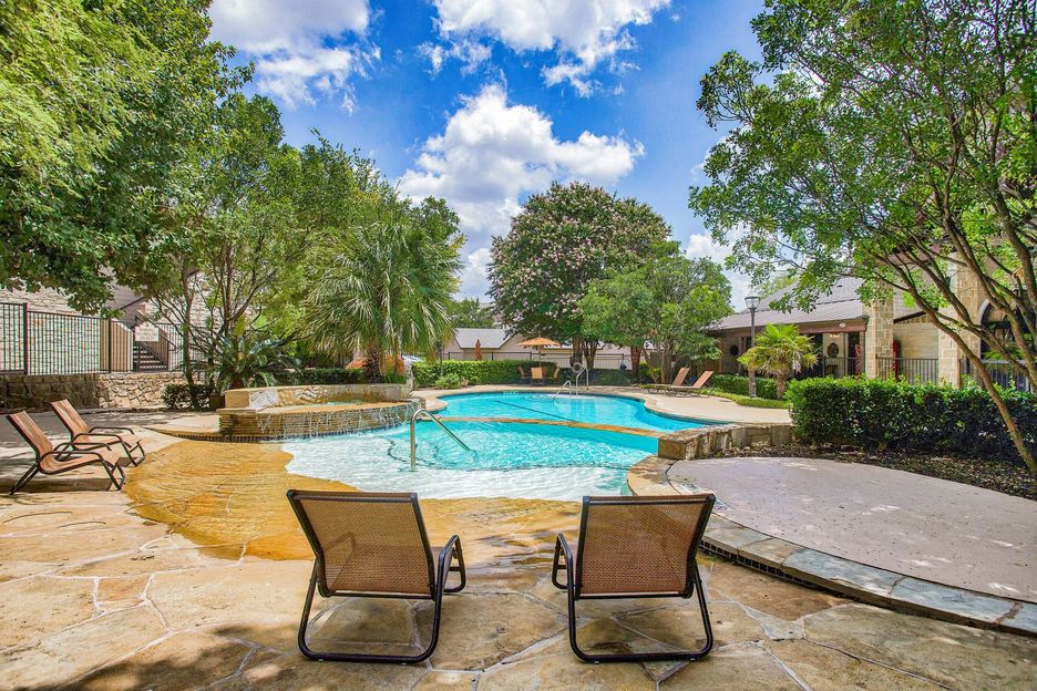 Nestled in a serene setting with beautiful views, Mission Oak apartment provides a peaceful retreat that feels worlds away while being conveniently located near shopping, dining, and major employers.