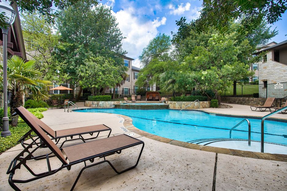 Nestled in a serene setting with beautiful views, Mission Oak apartment provides a peaceful retreat that feels worlds away while being conveniently located near shopping, dining, and major employers.