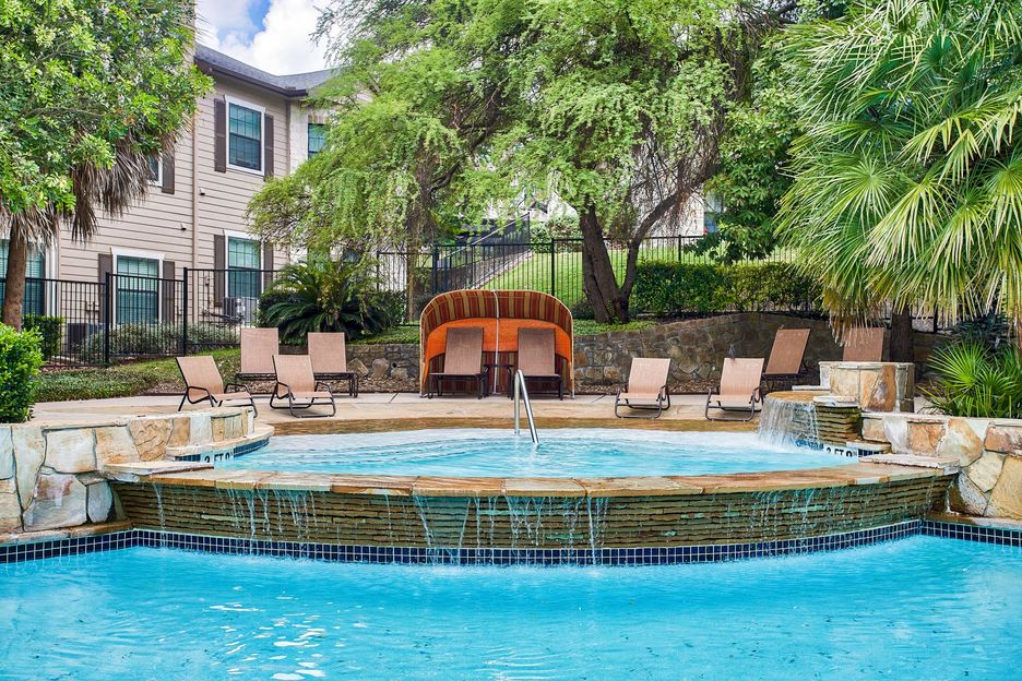 Nestled in a serene setting with beautiful views, Mission Oak apartment provides a peaceful retreat that feels worlds away while being conveniently located near shopping, dining, and major employers.