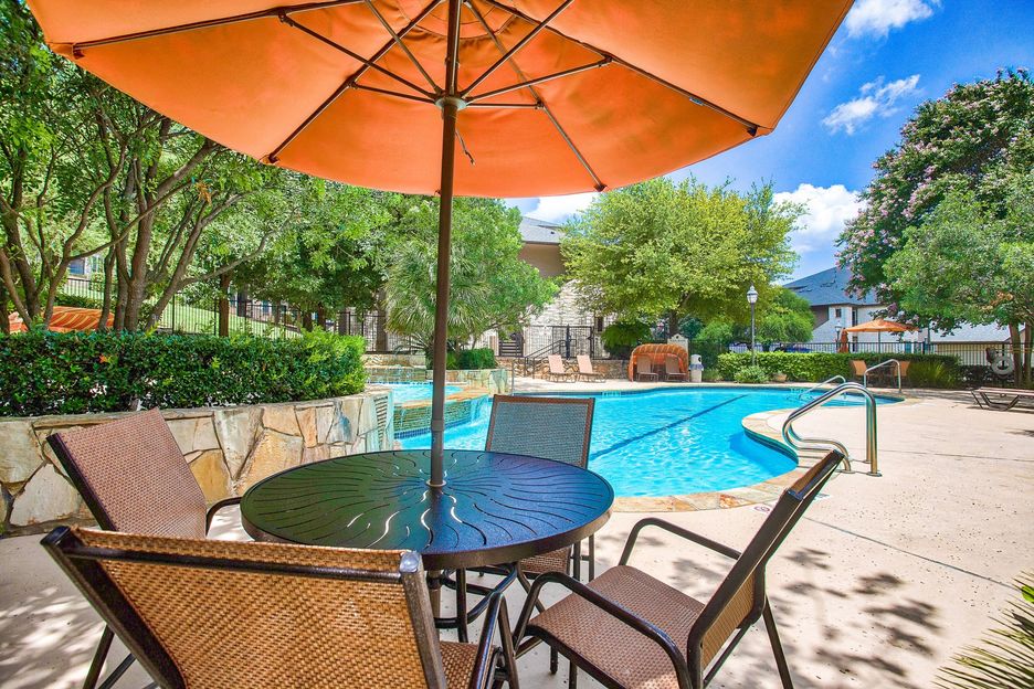 Nestled in a serene setting with beautiful views, Mission Oak apartment provides a peaceful retreat that feels worlds away while being conveniently located near shopping, dining, and major employers.