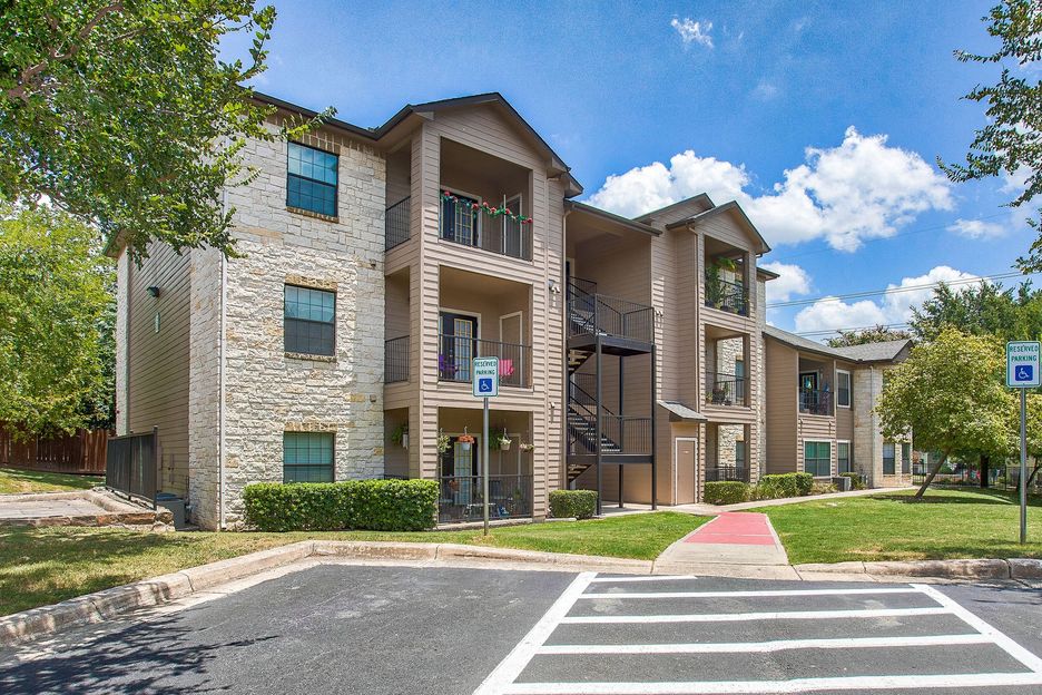 Nestled in a serene setting with beautiful views, Mission Oak apartment provides a peaceful retreat that feels worlds away while being conveniently located near shopping, dining, and major employers.