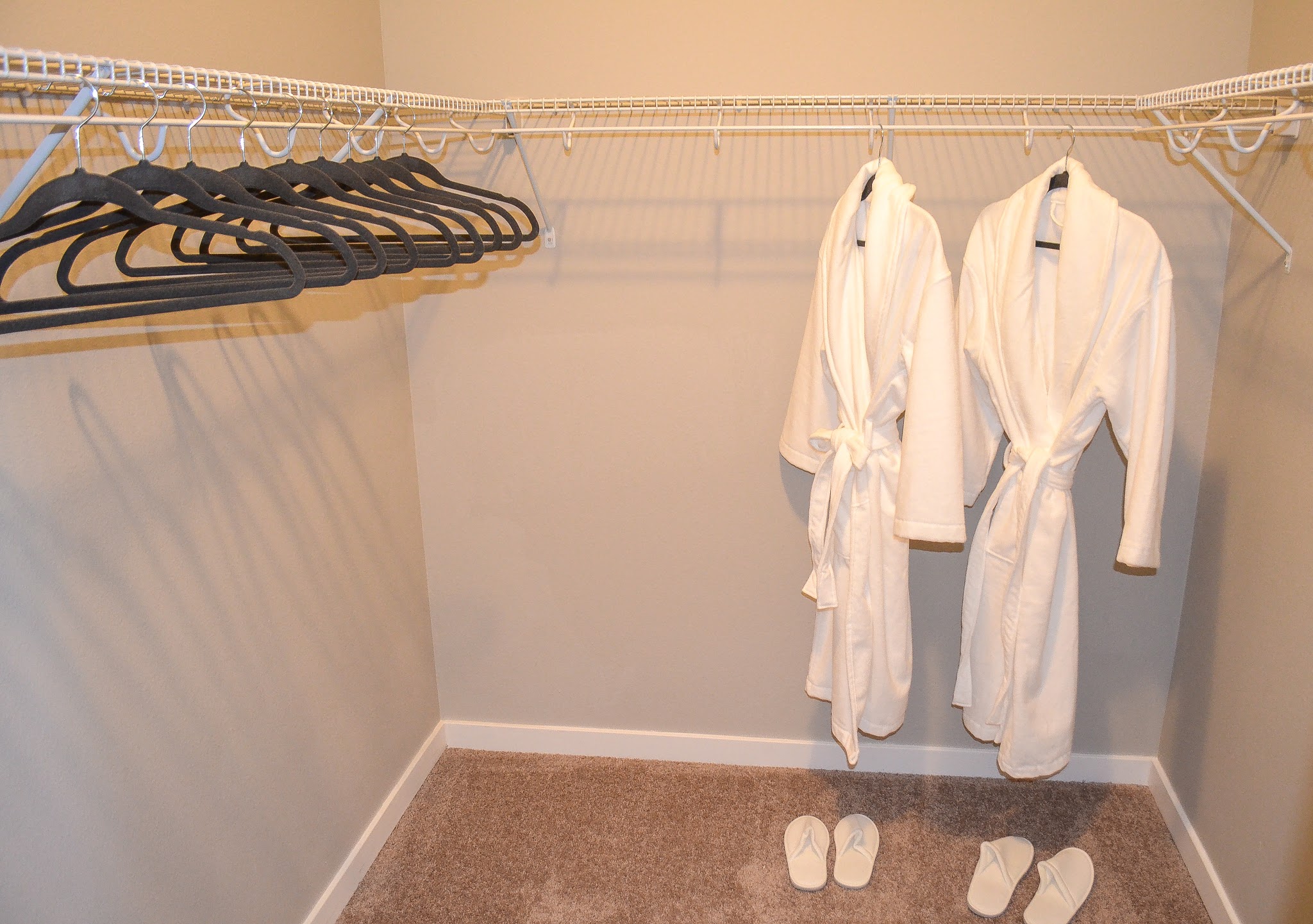 Black Feather Apartment Homes Image 8