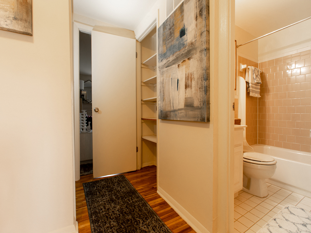 Somerset Woods Townhomes Image 10