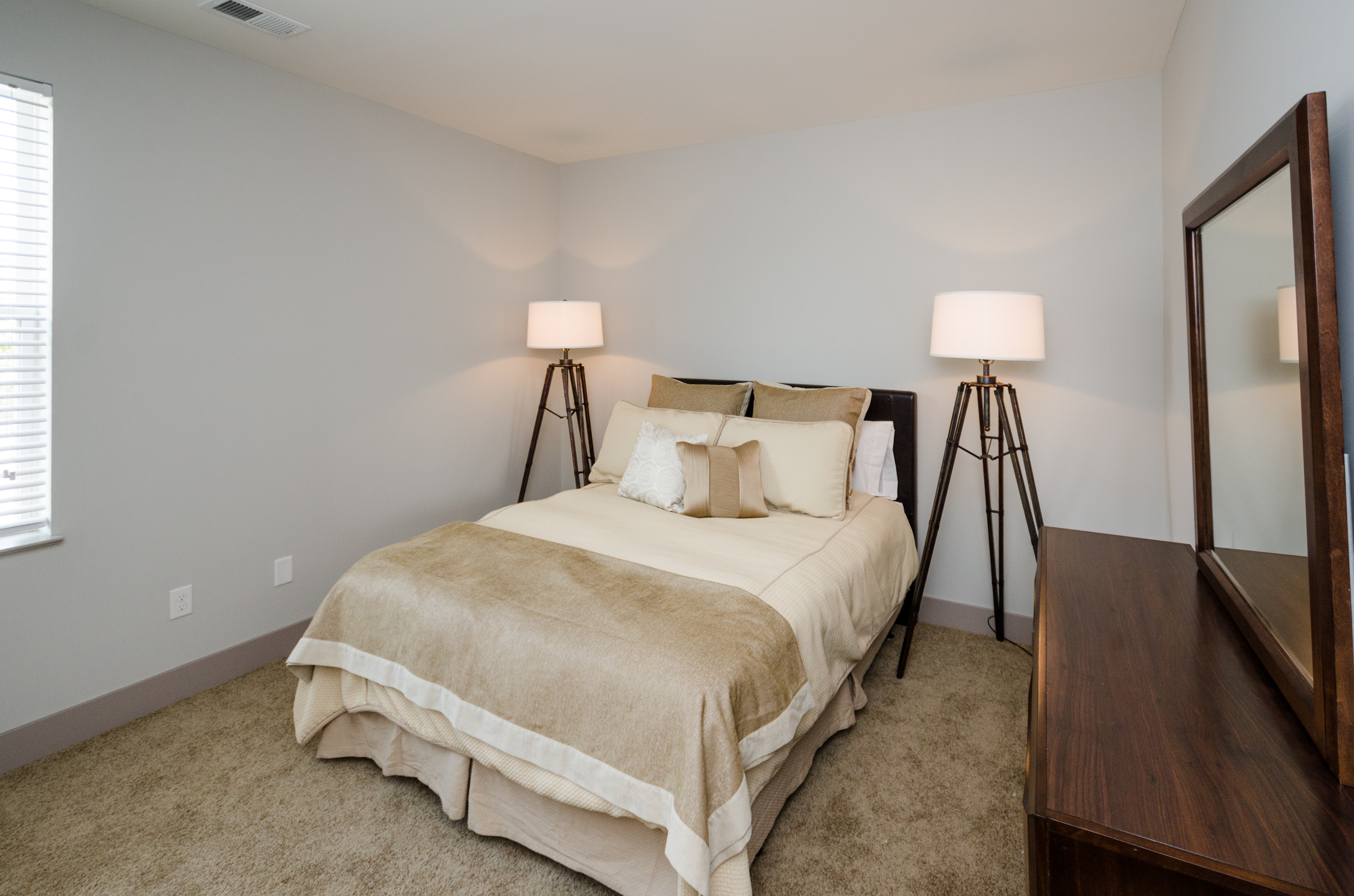 Bedroom- MadMar Flats- Oakley Cincinnati, OH Apartments