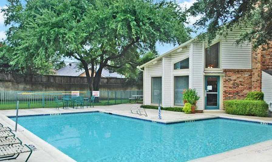 Oak Tree Condominiums Apartments in Carrollton, TX