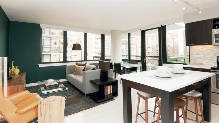 Floor-to-ceiling windows overlooking the skyline Floor-to-ceiling windows overlooking the skyline