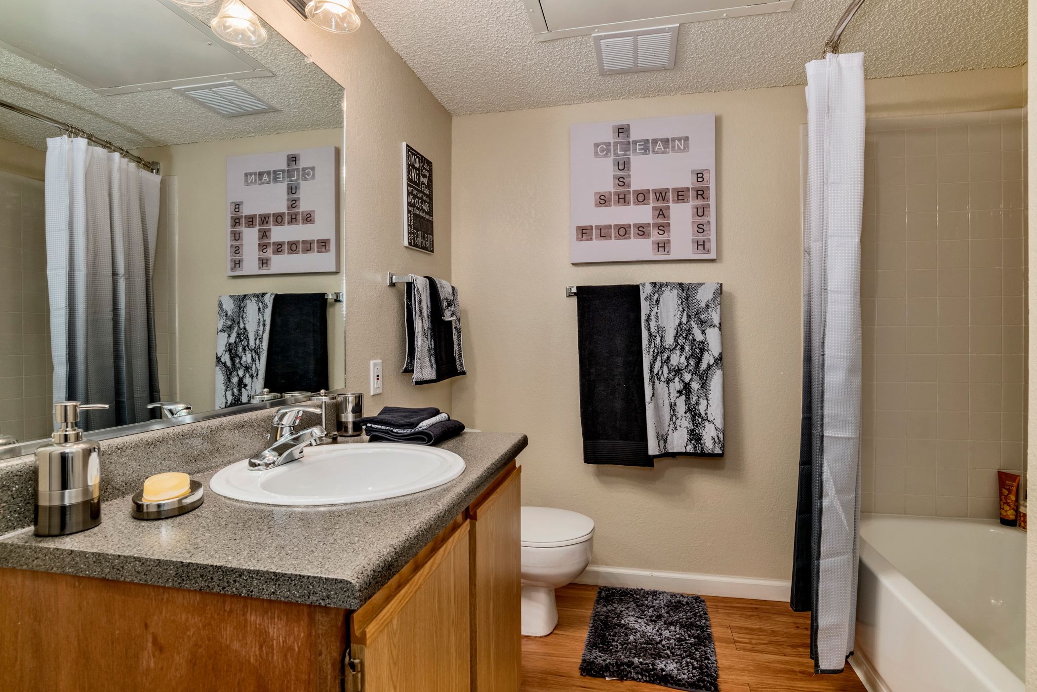 Country Club West Apartments Image 32
