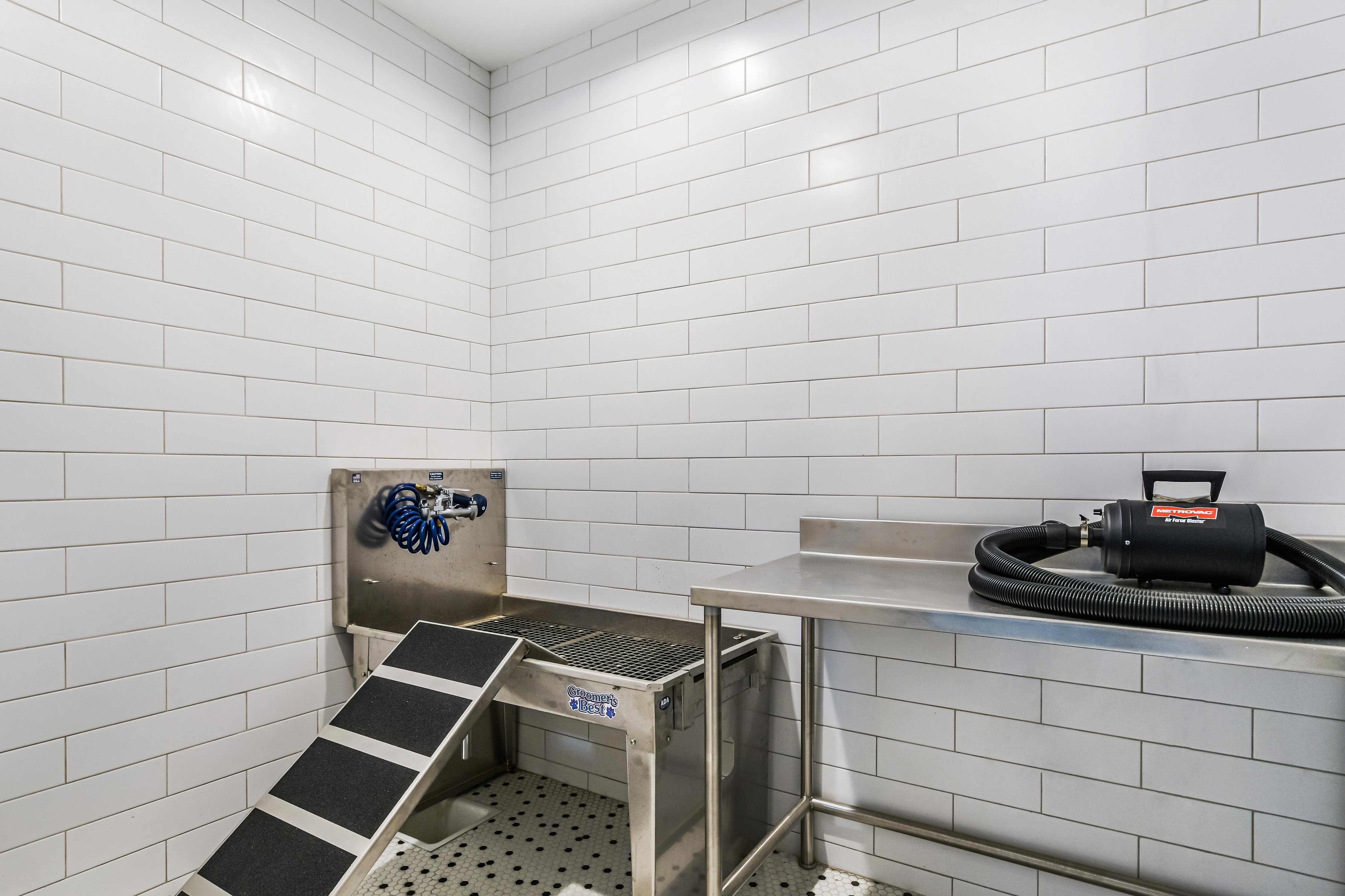 EdgeLux 5753 N Broadway, Chicago, IL 60660 Edgewater - Leasing by Cross Street
