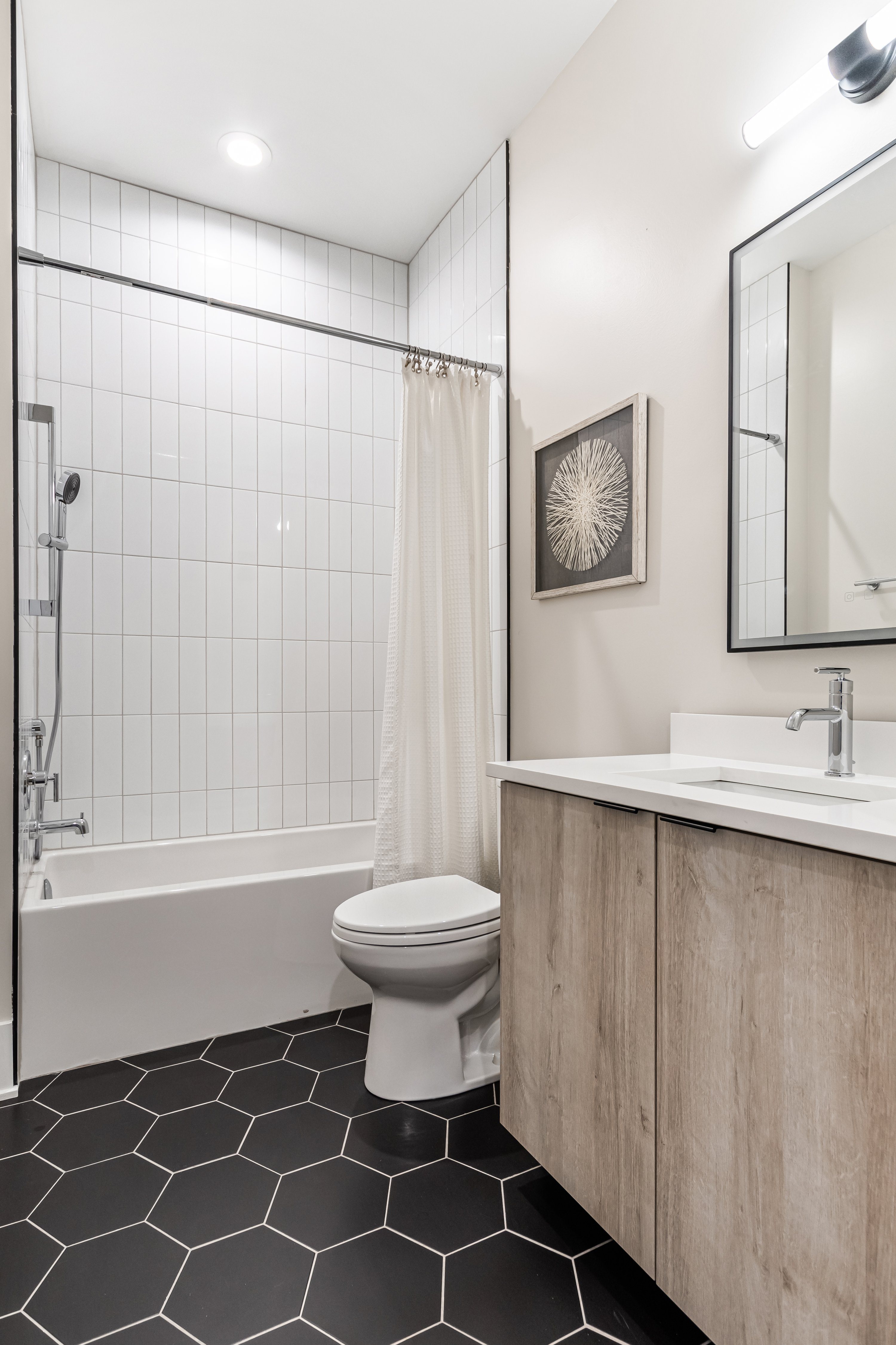 EdgeLux 5753 N Broadway, Chicago, IL 60660 Edgewater - Leasing by Cross Street