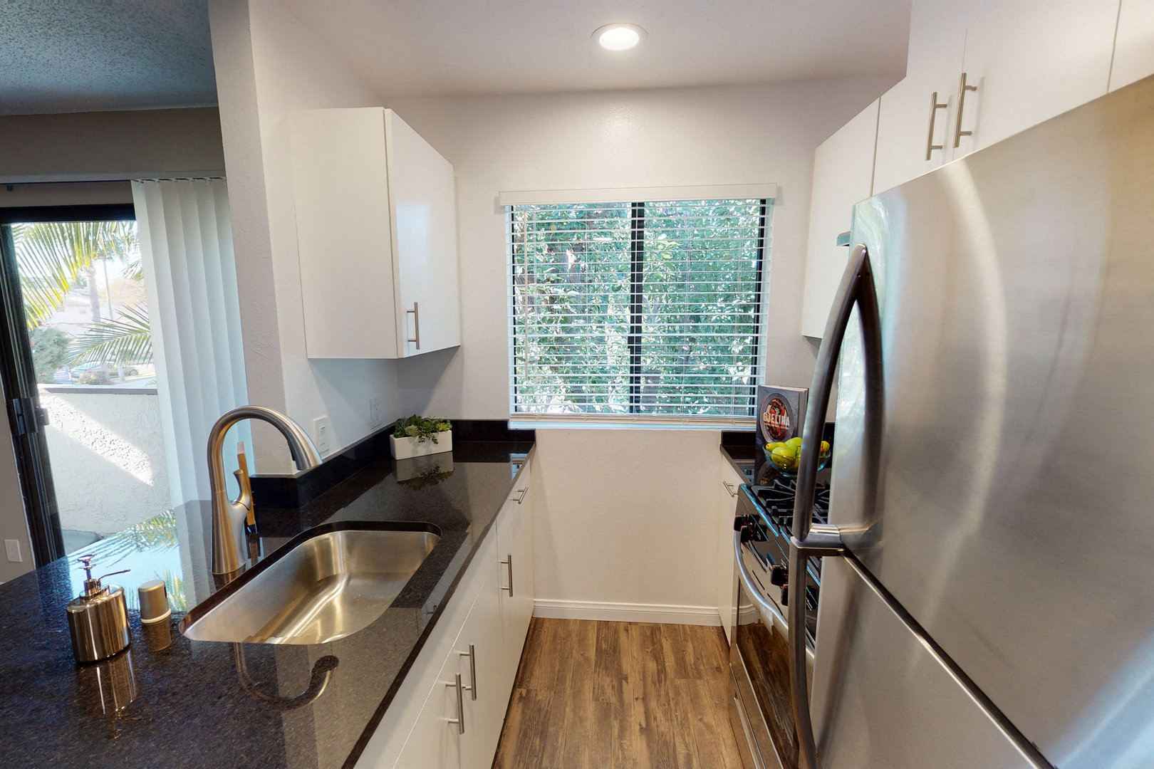 http://cdn.rentcafe.com/dmslivecafe/2/40772/3676-Mentone-Ave-Suite-2-Kitchen.jpg