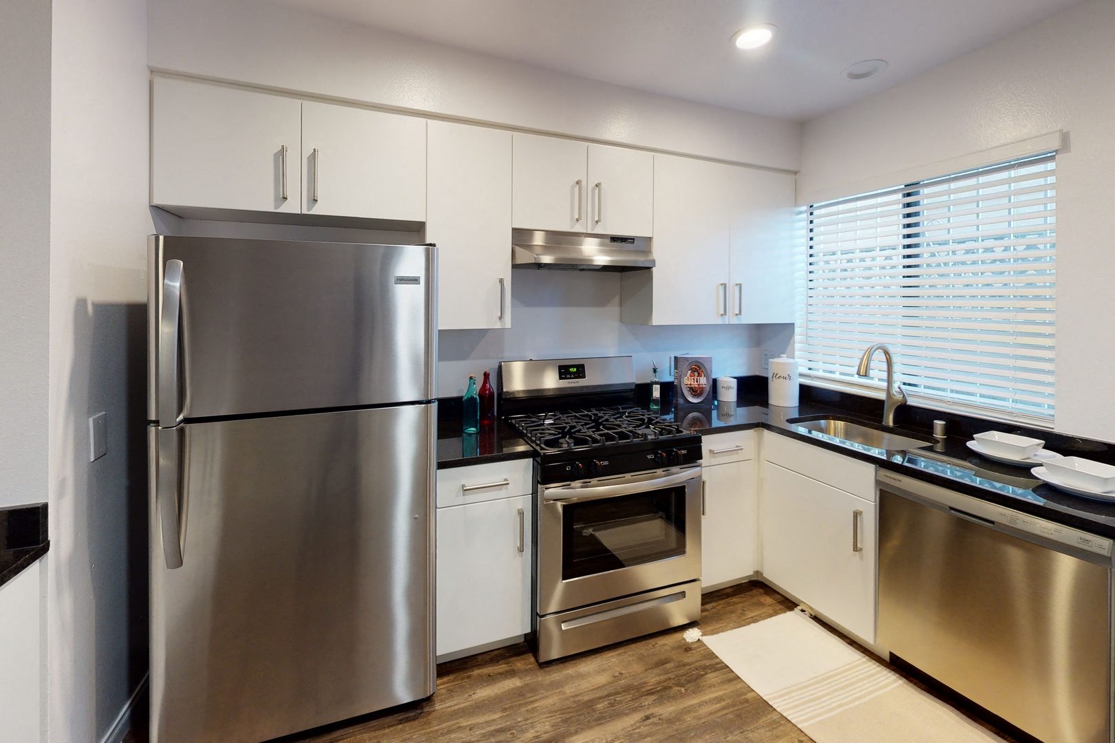 http://cdn.rentcafe.com/dmslivecafe/2/40772/3676-Mentone-Avenue-Apartments-Unit-6-Kitchen(4).jpg