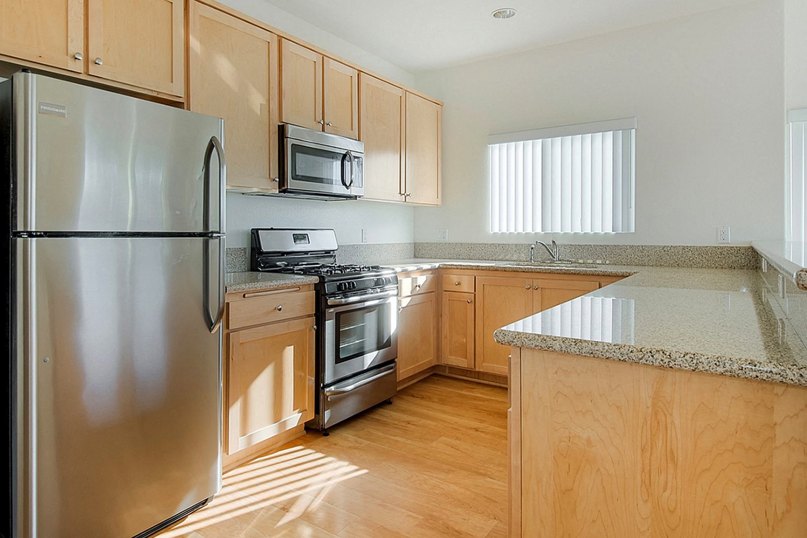 http://cdn.rentcafe.com/dmslivecafe/2/40772/401GrandView-16.jpg