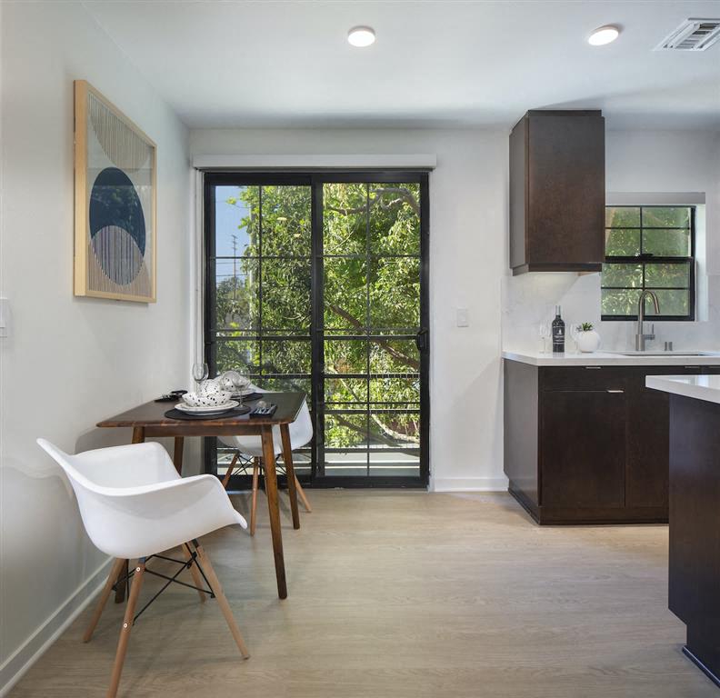 http://cdn.rentcafe.com/dmslivecafe/2/40772/CA_LosAngeles_LuxeEast_p1686682_3_03_1_PhotoGallery.jpg