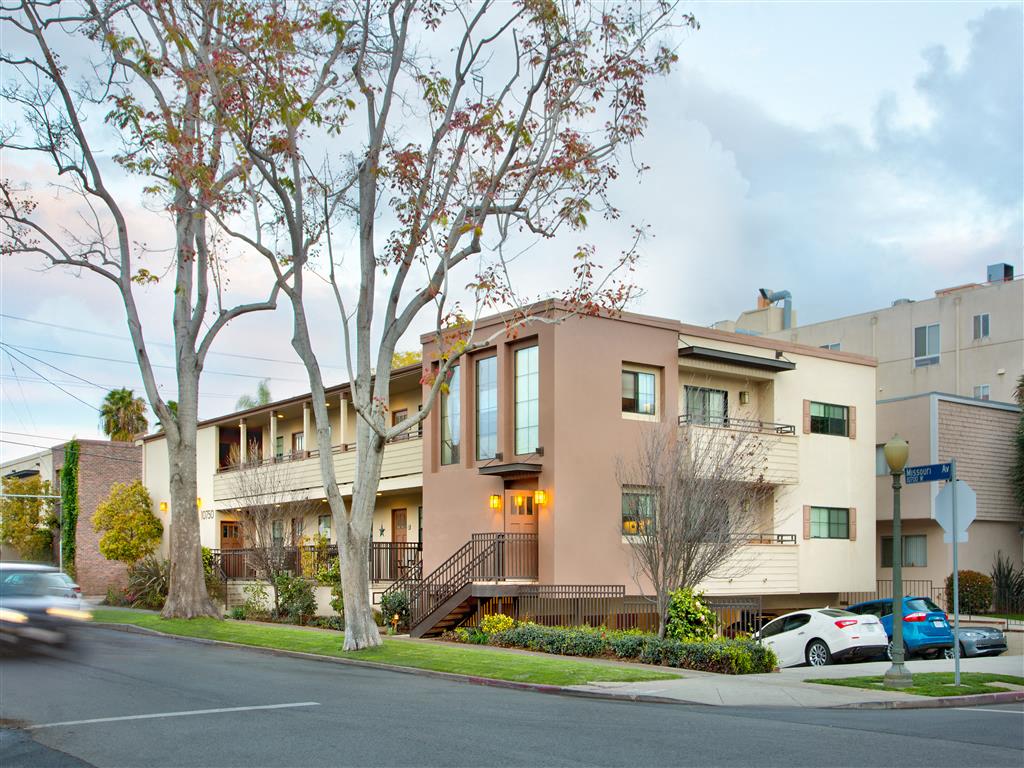 http://cdn.rentcafe.com/dmslivecafe/2/40772/CA_LosAngeles_LuxeWest_p1686683_1_01_1_PhotoGallery.jpg