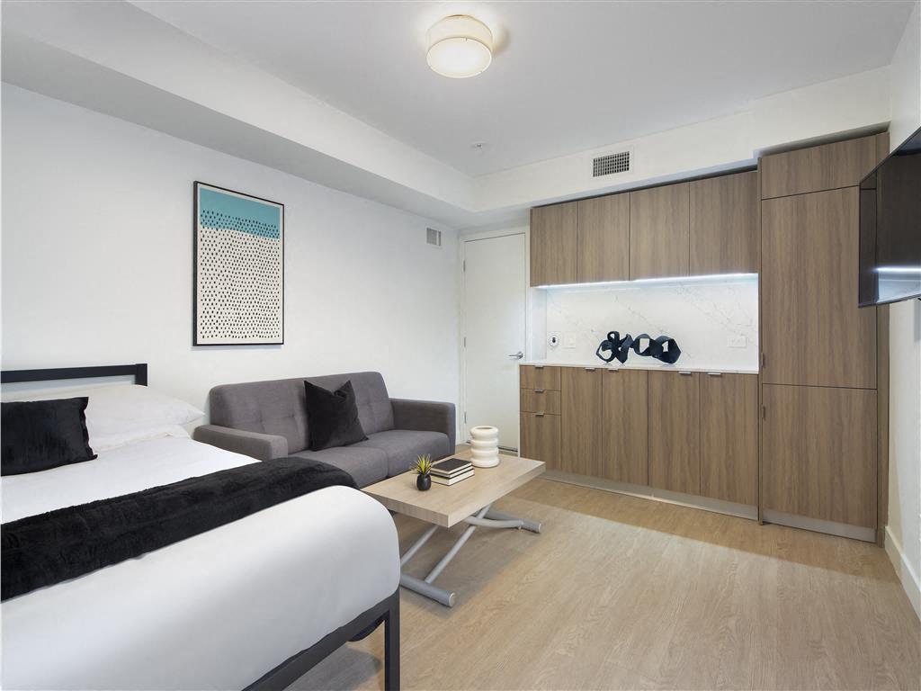http://cdn.rentcafe.com/dmslivecafe/2/40772/CA_LosAngeles_TheClover_p1686681_10_10_1_PhotoGallery.jpg