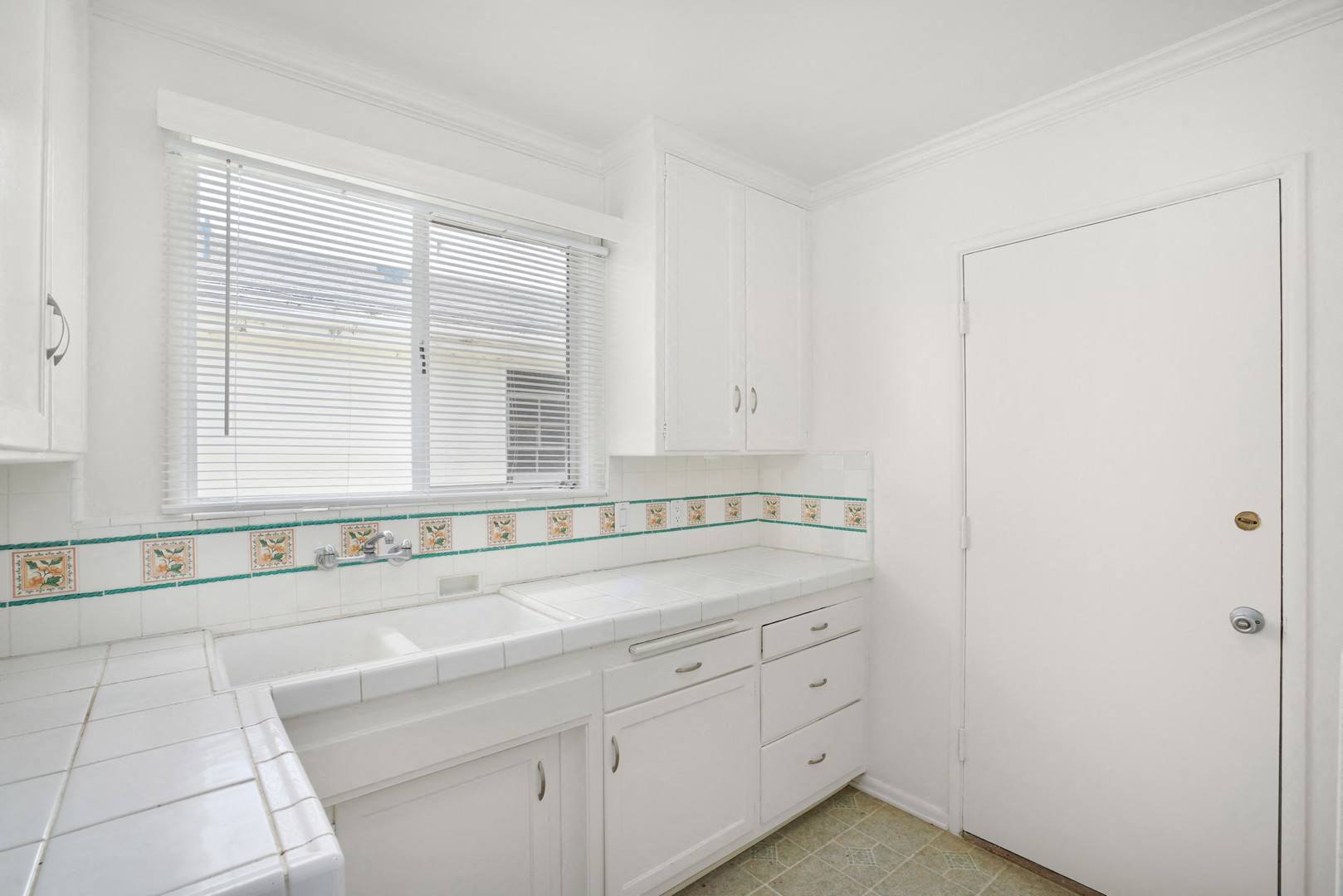 http://cdn.rentcafe.com/dmslivecafe/2/40772/Kitchen(10).jpg