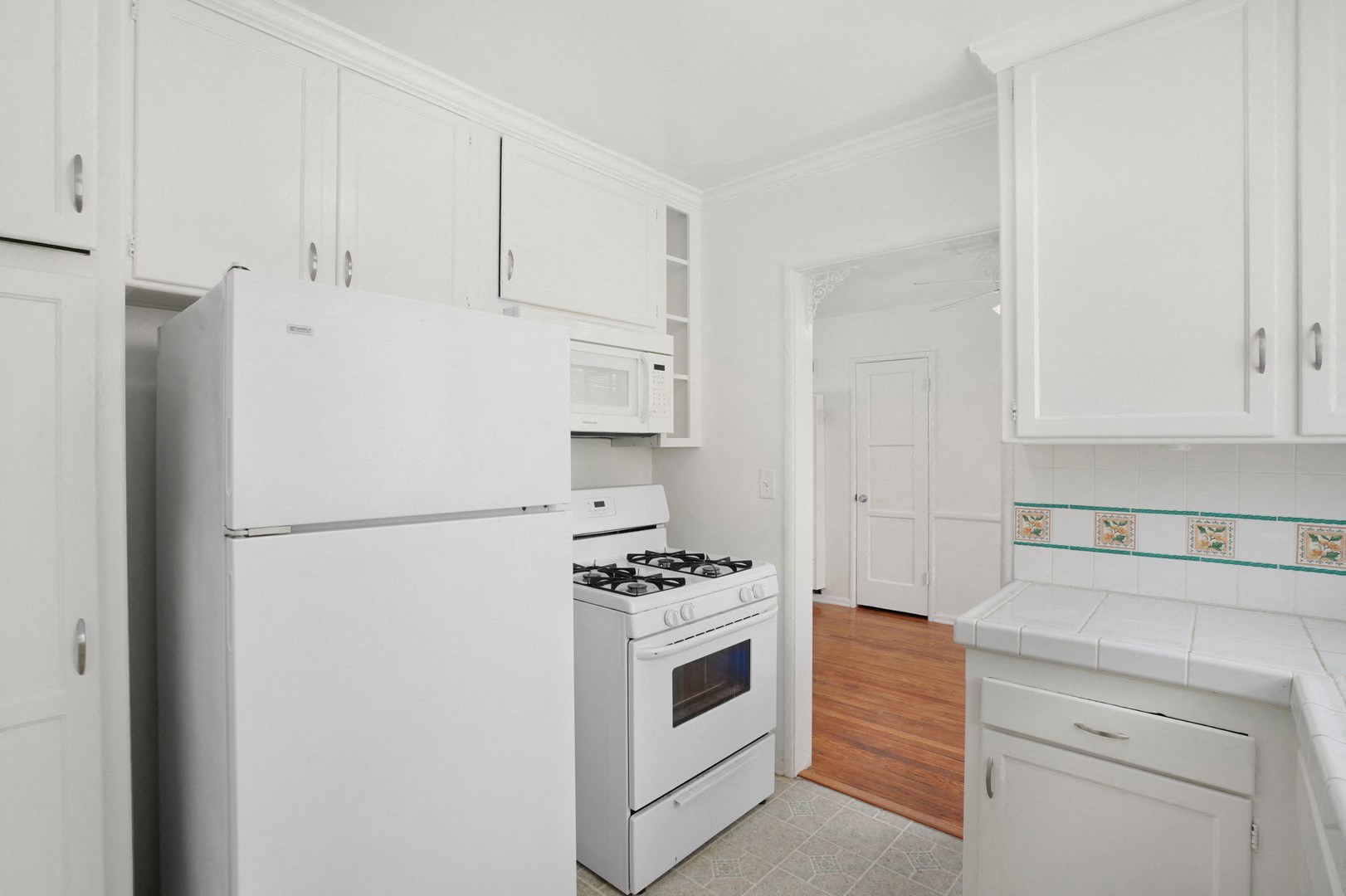 http://cdn.rentcafe.com/dmslivecafe/2/40772/Kitchen(9).jpg