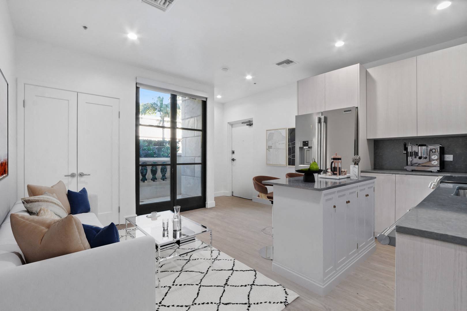 http://cdn.rentcafe.com/dmslivecafe/2/40772/Luxe-Villas_MG_7031_final.jpg