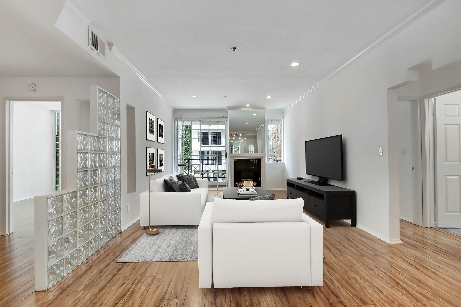 http://cdn.rentcafe.com/dmslivecafe/2/40772/SST_16843196184_liv3.jpg