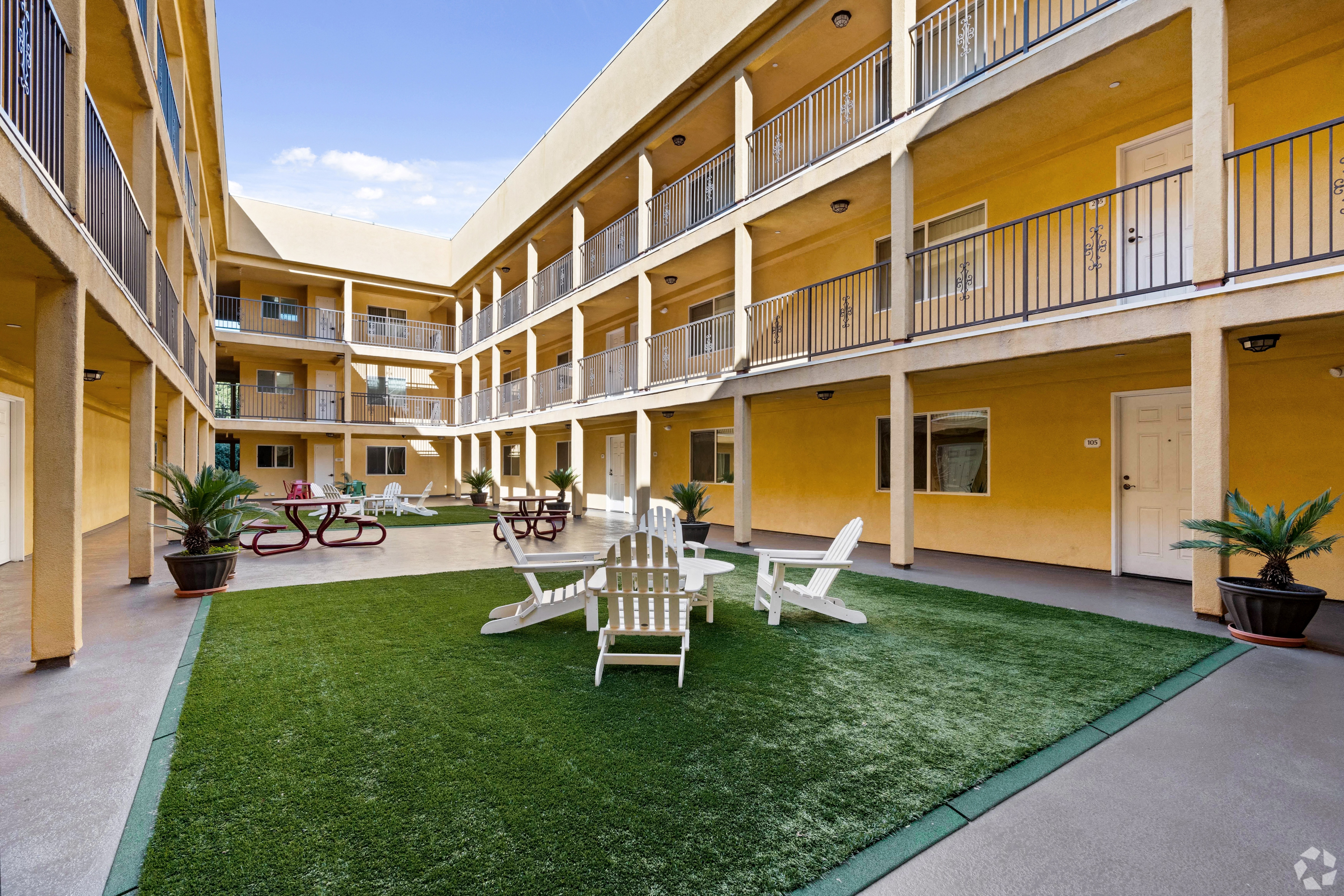 http://cdn.rentcafe.com/dmslivecafe/2/47011/B_Amenity_Courtyard.jpg