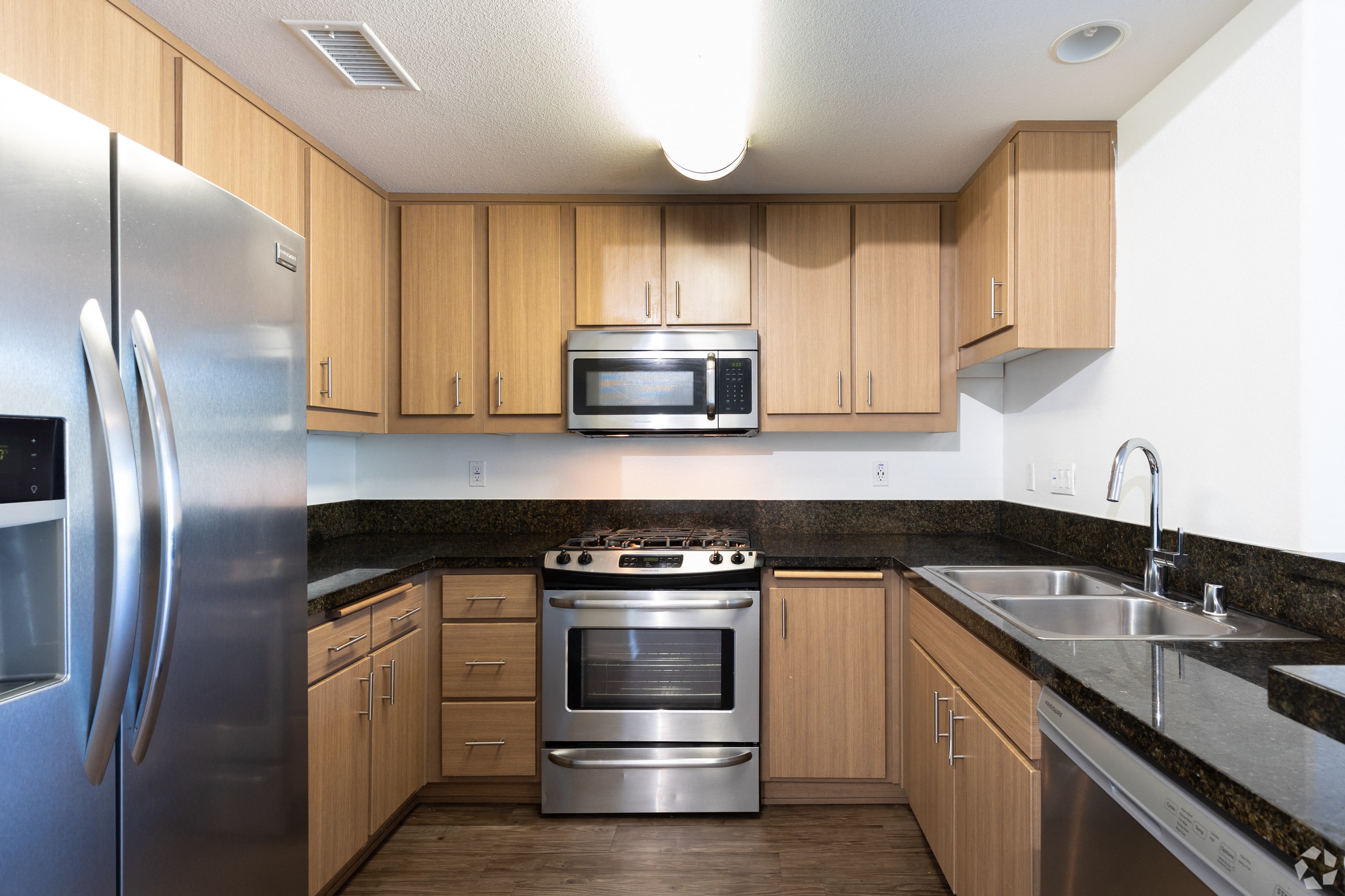 http://cdn.rentcafe.com/dmslivecafe/2/47011/Kitchen_stainless_steel.jpg