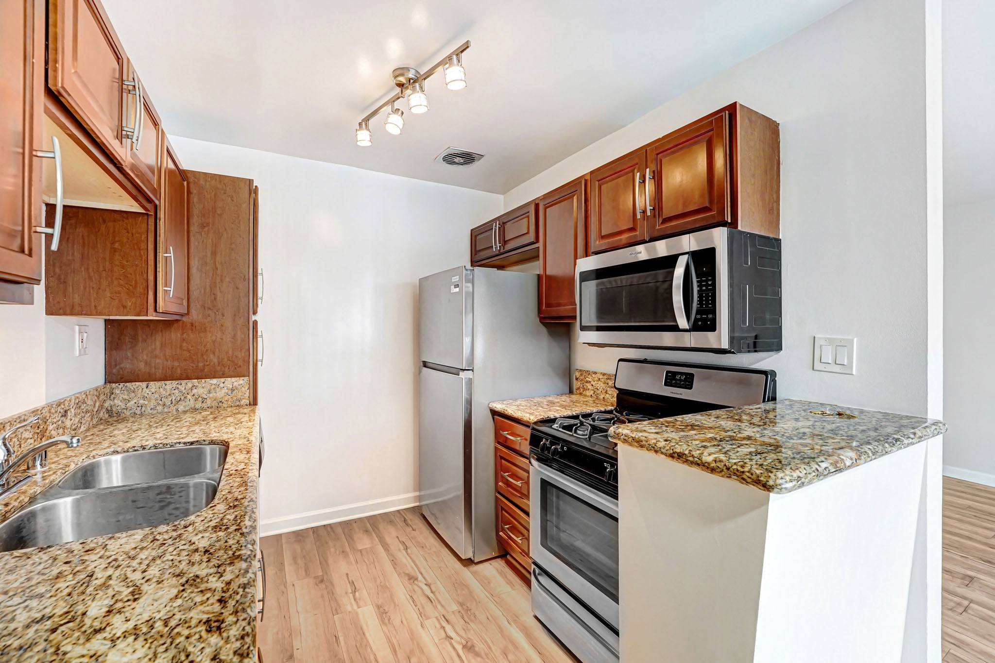 1545 North Laurel #111 Gallery Image #2