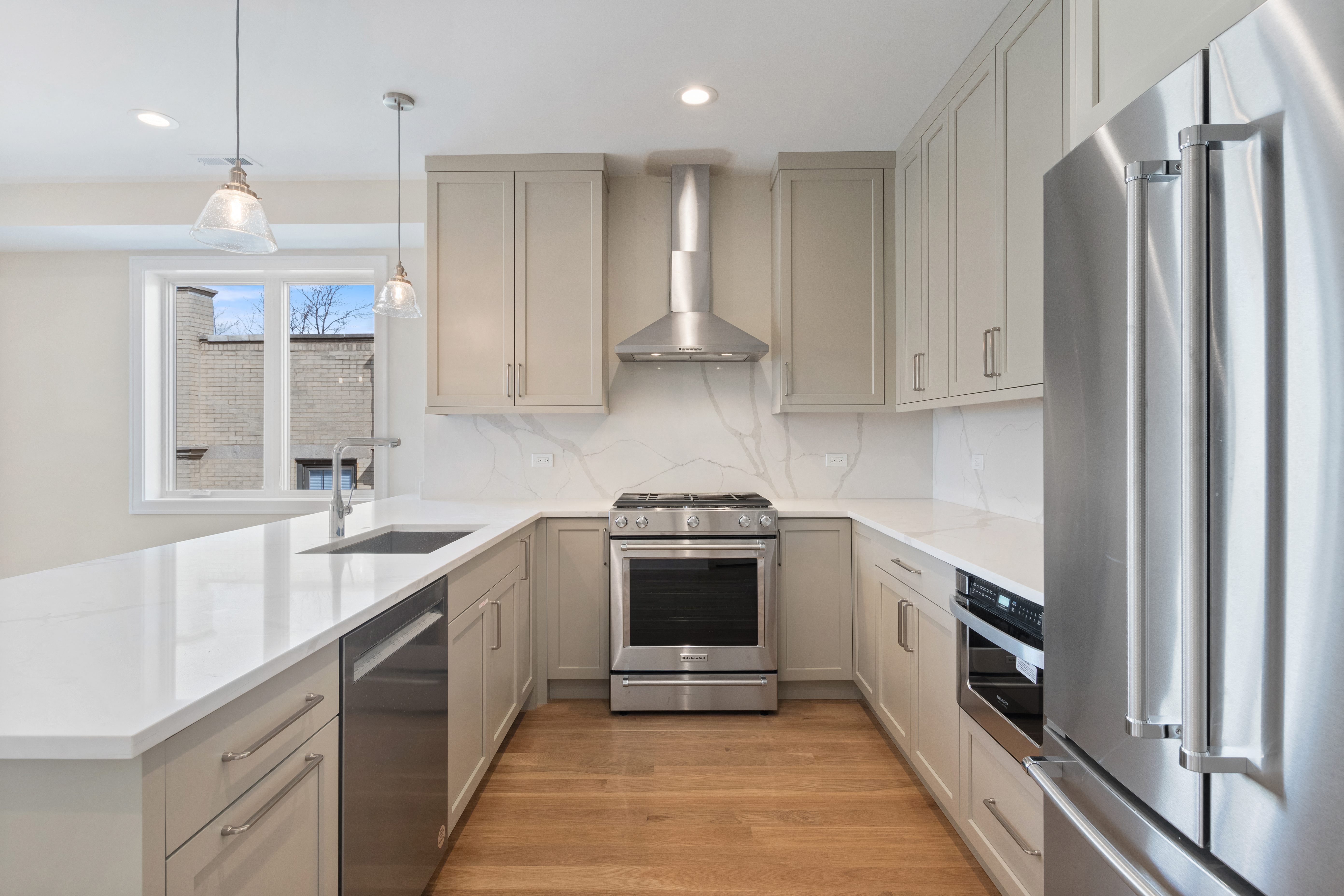 4861 N Hermitage Ave 4861 N Hermitage Ave, Chicago, IL 60640 - Leasing by Cross Street
