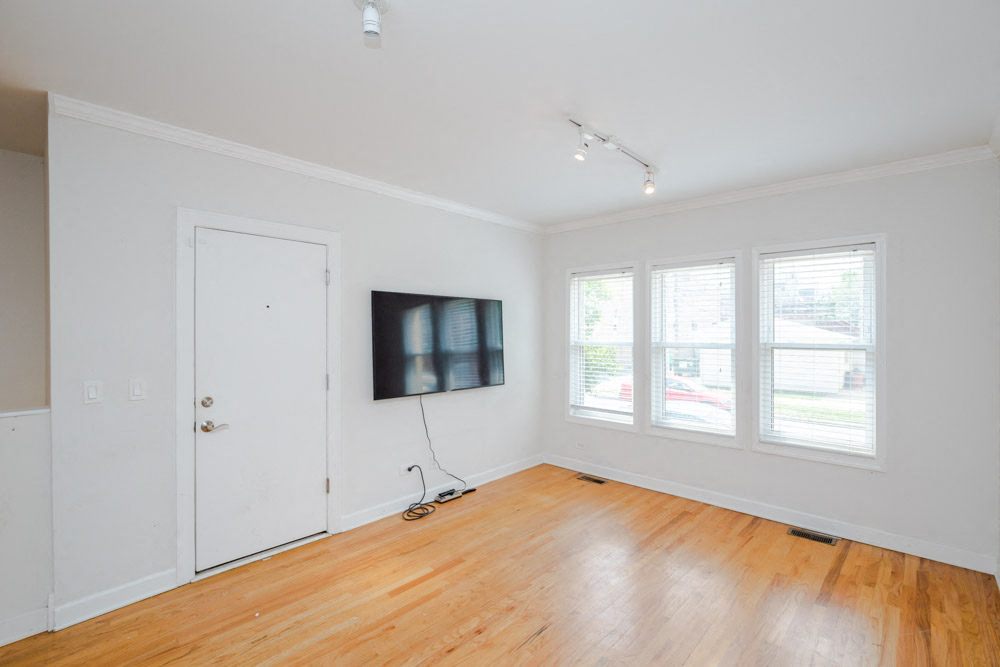 1150-56 W Cornelia / 3501-03 N Racine 1150-56 W Cornelia / 3501-03  N Racine, Chicago, IL 60657 Wrigleyville - Leasing by Cross Street