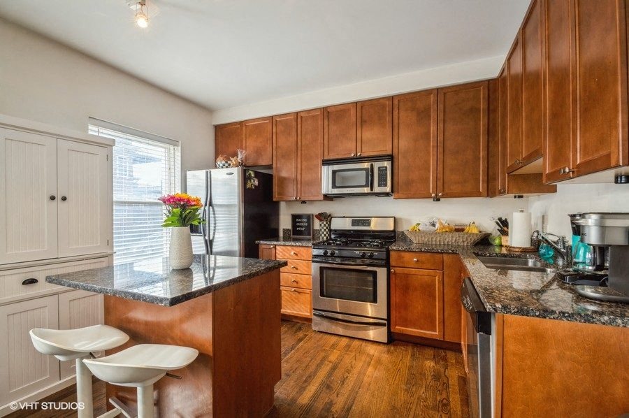 1150-56 W Cornelia / 3501-03 N Racine 1150-56 W Cornelia / 3501-03  N Racine, Chicago, IL 60657 Wrigleyville - Leasing by Cross Street