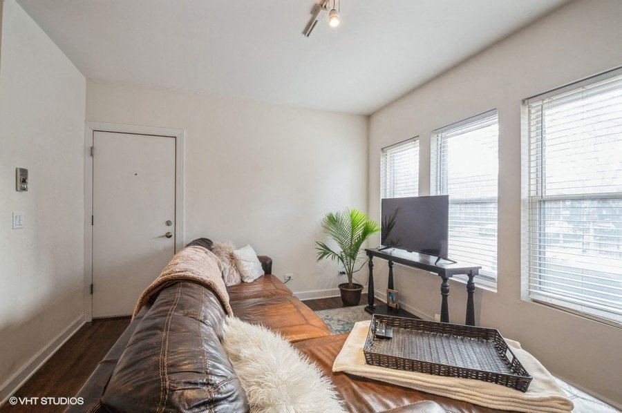 1150-56 W Cornelia / 3501-03 N Racine 1150-56 W Cornelia / 3501-03  N Racine, Chicago, IL 60657 Wrigleyville - Leasing by Cross Street