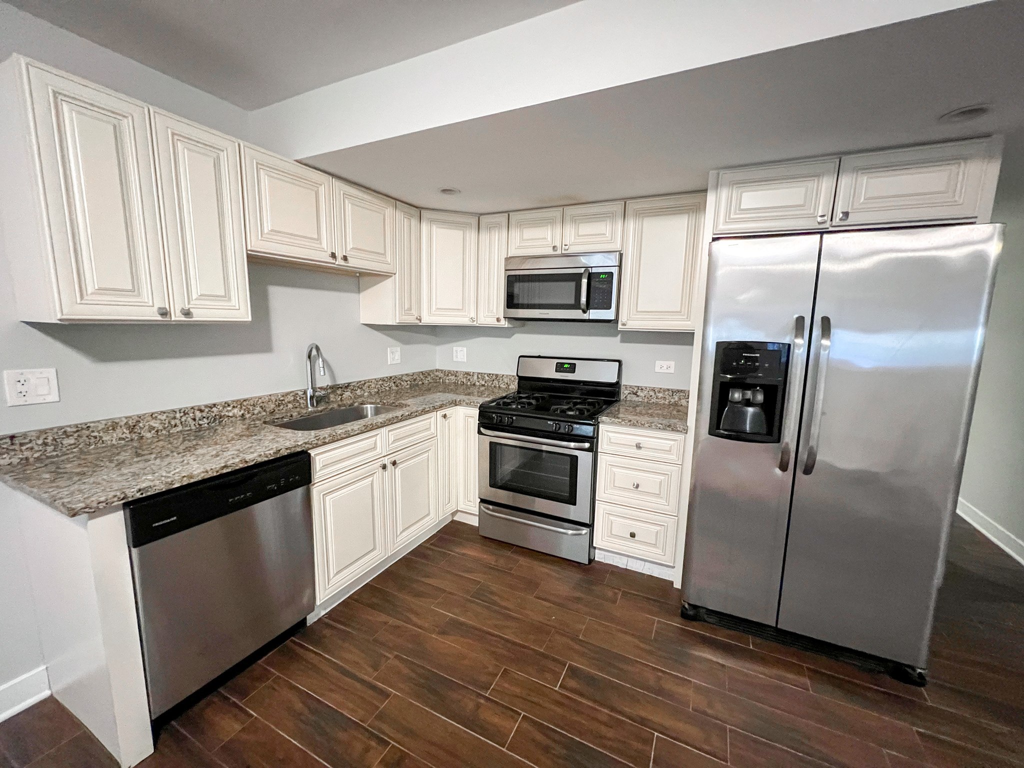 3155 N. Pine Grove Ave. 3155 N. Pine Grove Ave., Chicago, IL 60657 Lake View East - Leasing by Cross Street