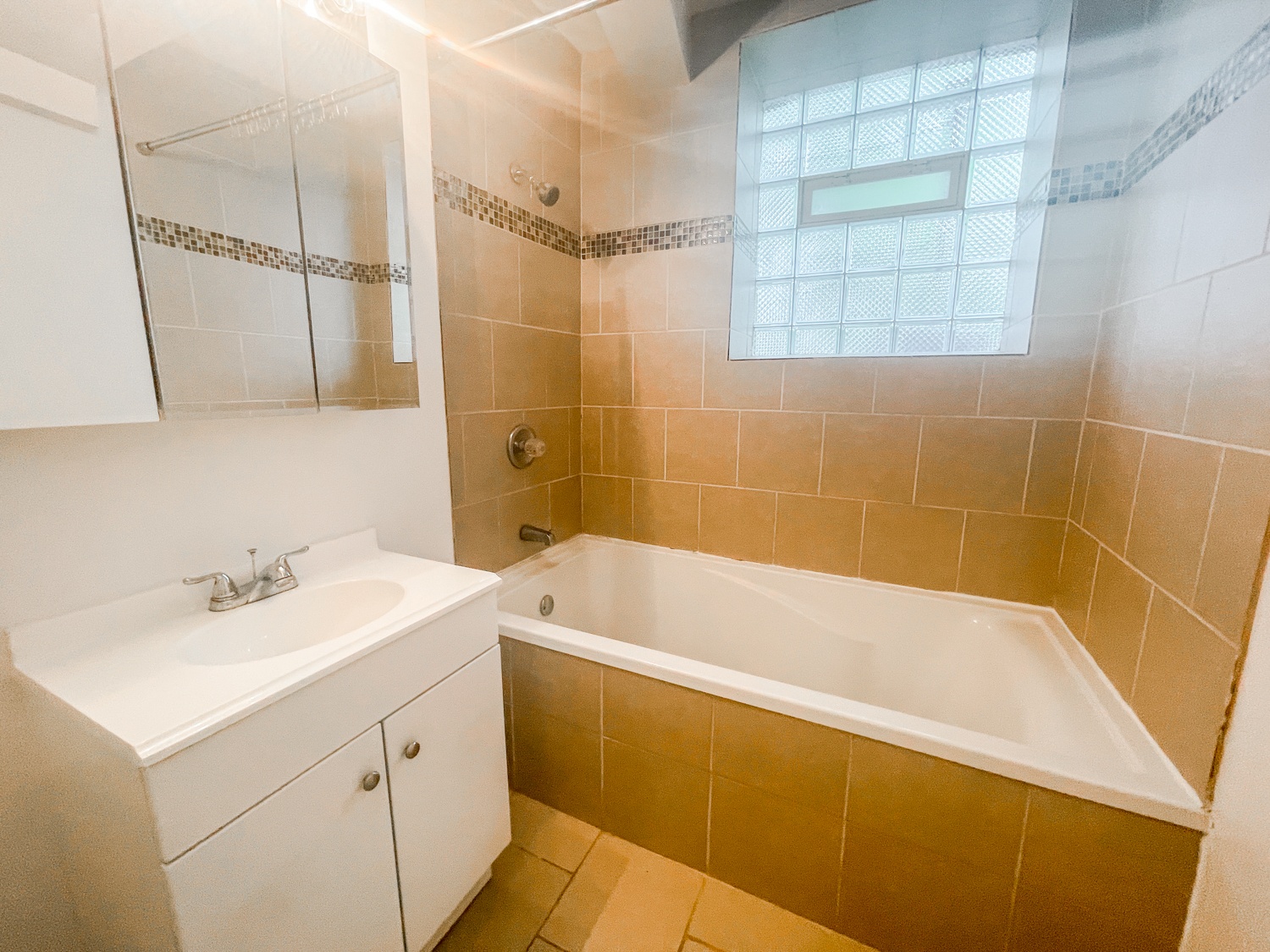 1901-03 W. Addison St. 1901 W. Addison St., Chicago, IL 60613 Roscoe Village - Leasing by Cross Street