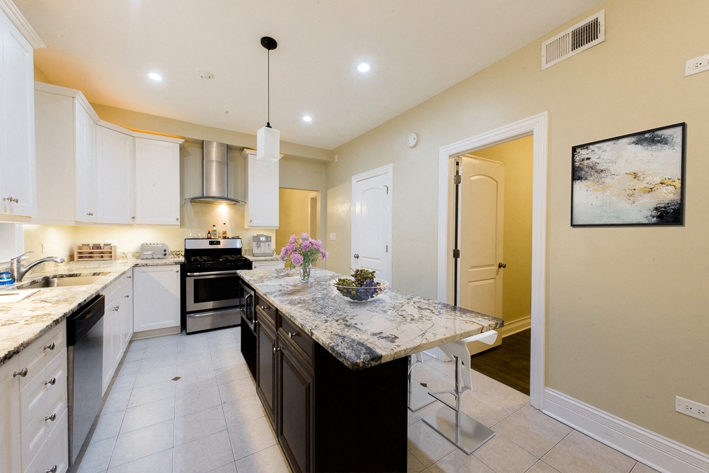 2925 N. Pine Grove Ave. 2925 N. Pine Grove Ave., Chicago, IL 60657 Lake View East - Leasing by Cross Street